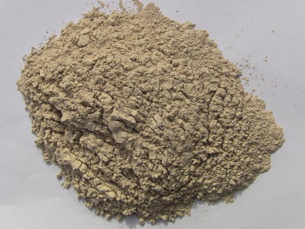 礬土性質(zhì) 礬土主要成分是氧化鋁，為煉鋁和耐火材料的主要原料。白色或灰白色，因含鐵而呈褐黃或淺紅色。密度3.45g/cm3，硬度1～3，不透明，質(zhì)脆。極難熔化，不溶于水，能溶于硫酸、氫氧化鈉溶液。 地區(qū)分布 中國鋁土礦資源比較豐富，在全國18個省、自治區(qū)、直轄市已查明鋁土礦產(chǎn)地205處，其中大型產(chǎn)地72處（不包括臺灣），主要分布在山西、山東、河北、河南、貴州、四川、廣西、遼寧、湖南等地。 投資前景 1.可用于煉鋁工業(yè)。用于國防、航空、汽車、電器、化工、日常生活用品等。 2.可用于精密鑄造。礬土熟料加工成細(xì)粉做成鑄模后精鑄。用于軍工、航天、通訊、儀表、機(jī)械及醫(yī)療器械部門。 3.可用于耐火制品。高鋁礬土熟料耐火度高達(dá)1780℃，化學(xué)穩(wěn)定性強(qiáng)、物理性能良好。 4.硅酸鋁耐火纖維。用于鋼鐵、有色冶金、電子、石油、化工、宇航、原子能、國防等多種工業(yè)，消防人員可用耐火纖維布做成衣服。 5.制造礬土水泥、研磨材料、陶瓷工業(yè)以及化學(xué)工業(yè)可制鋁的各種化合物。 鋁礬土磨粉制備 鋁礬土粉是選用煅燒過的熟鋁礬土礦石用雷蒙磨加工制成的細(xì)粉，粒度通常為100目-325目，在耐火材料行業(yè)得到了廣泛的應(yīng)用。通常加工的流程為先經(jīng)顎式破碎機(jī)進(jìn)行破碎，然后篩分進(jìn)入鋁礬土雷蒙磨或鋁礬土超細(xì)磨粉機(jī)中，進(jìn)行鋁礬土粉制備，使其應(yīng)用更加廣泛。