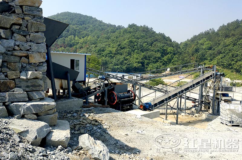 顎式細(xì)破碎機(jī)破碎現(xiàn)場(chǎng)，搭配制砂機(jī)使用
